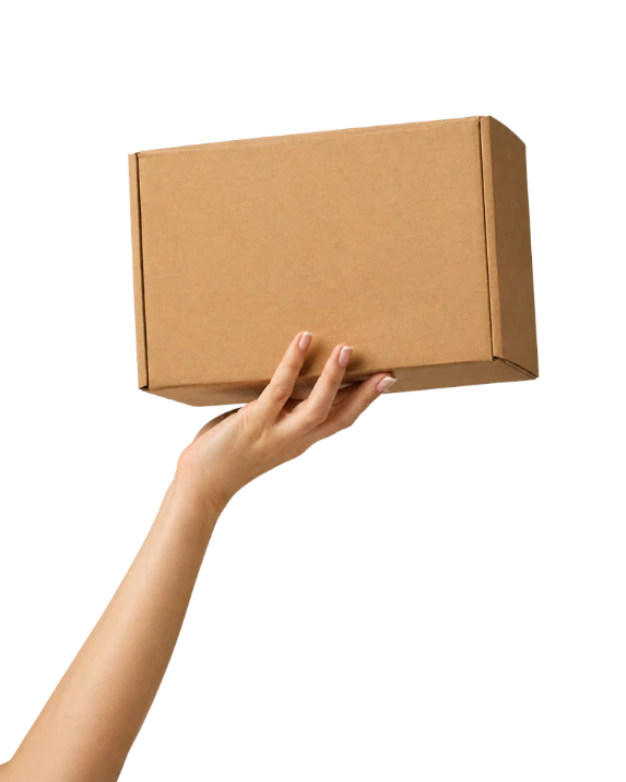 Eine Hand hält einen geschlossenen braunen Versandkarton hoch.
